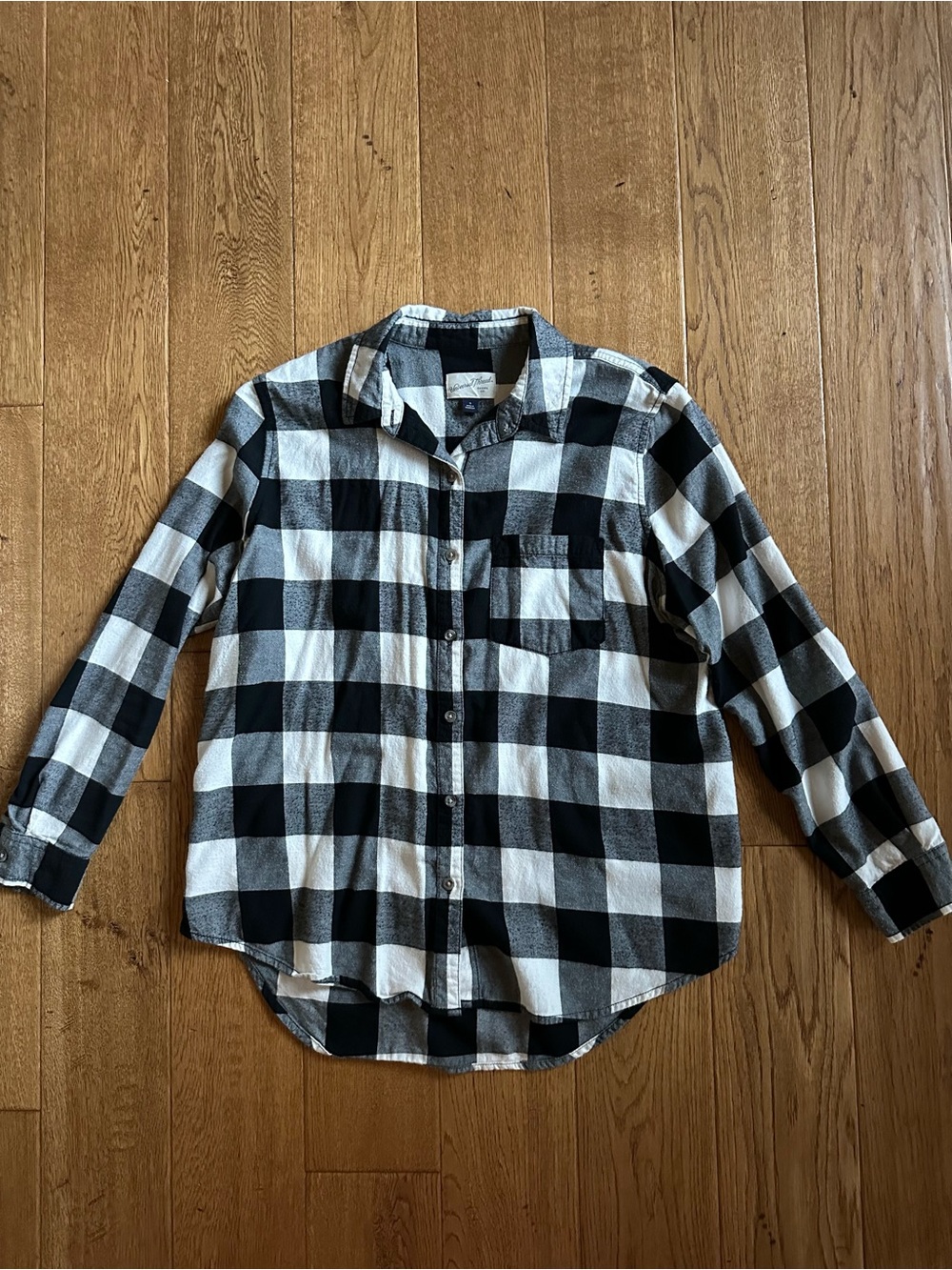 🌿 UNIVERSAL THREAD women’s buffalo plaid, button-up flannel shirt.